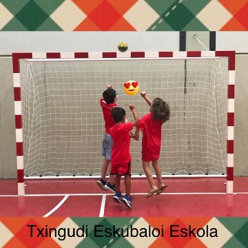 Niños disfrutando escuela balonmano Txingudi Eskubaloia